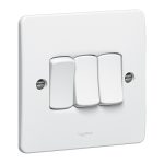 730124 - 3GANG 1WAY SWITCH 10A -WHITE - LEGRAND