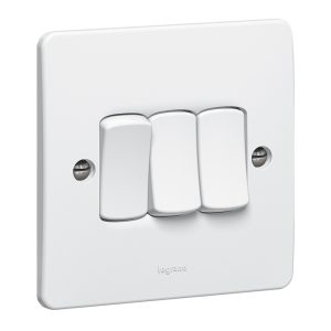 730124 - 3GANG 1WAY SWITCH 10A -WHITE - LEGRAND
